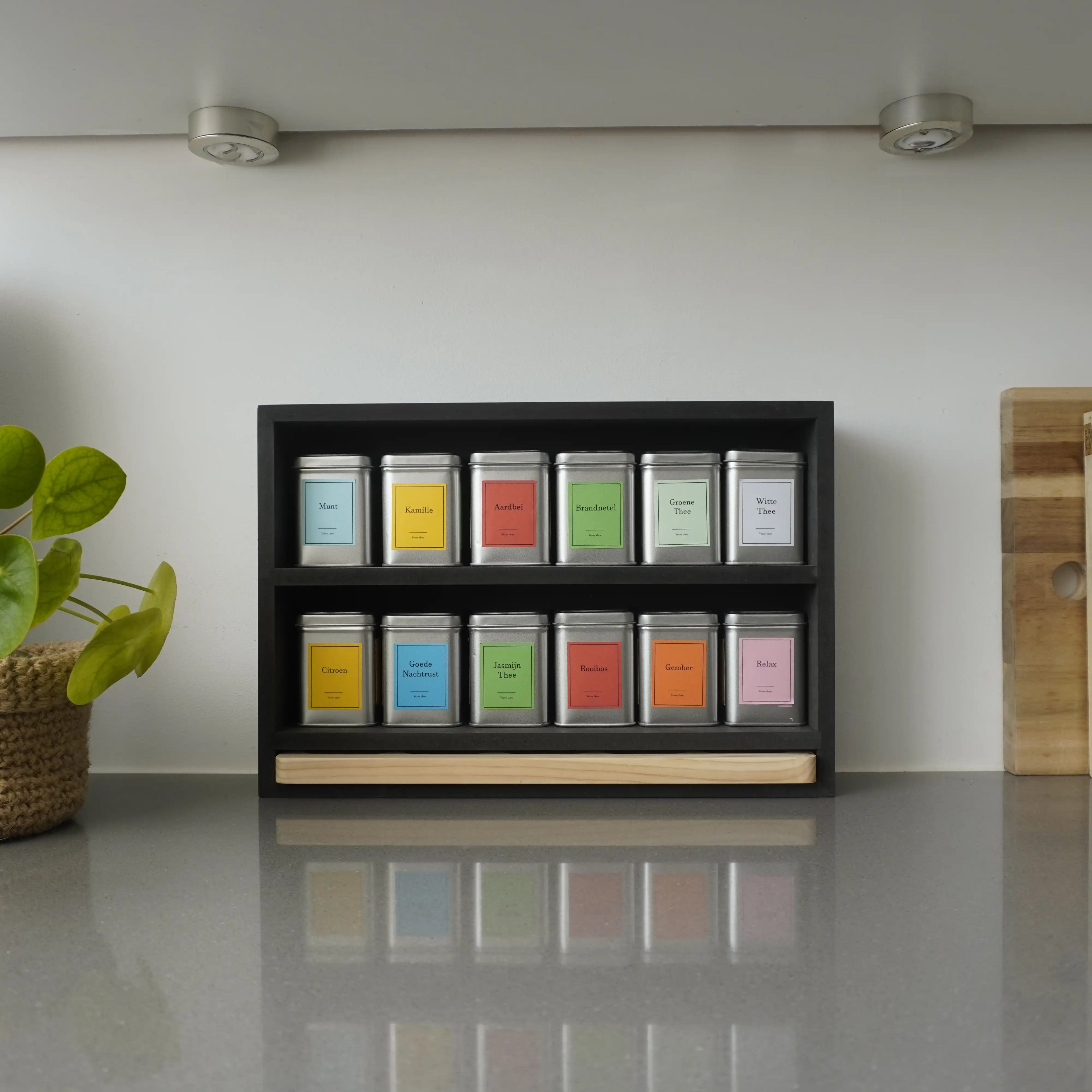 Teeregal mit hölzernem Servierbrett – inklusive 12 Teedosen