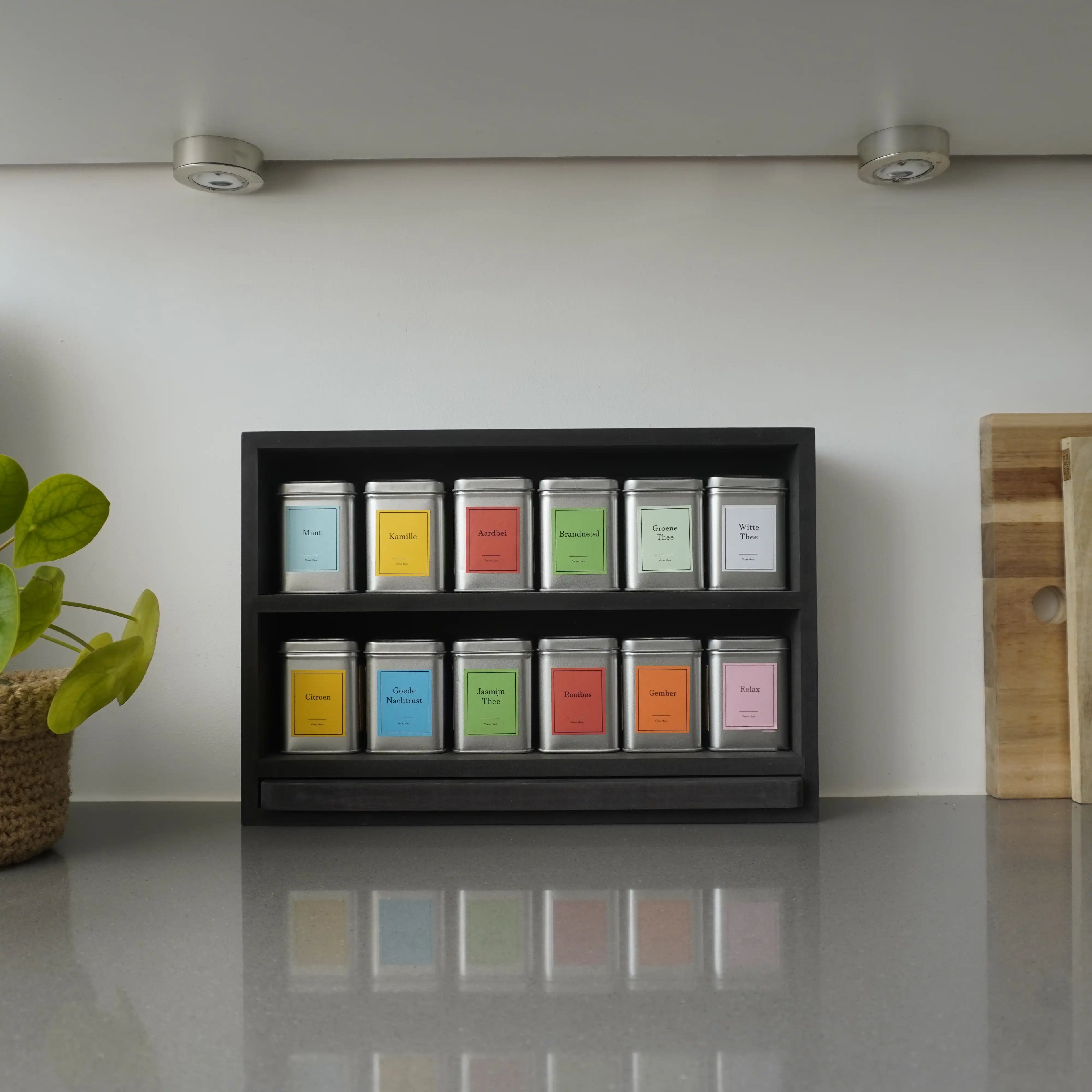 Teeregal mit schwarzem Servierbrett – inklusive 12 Teedosen