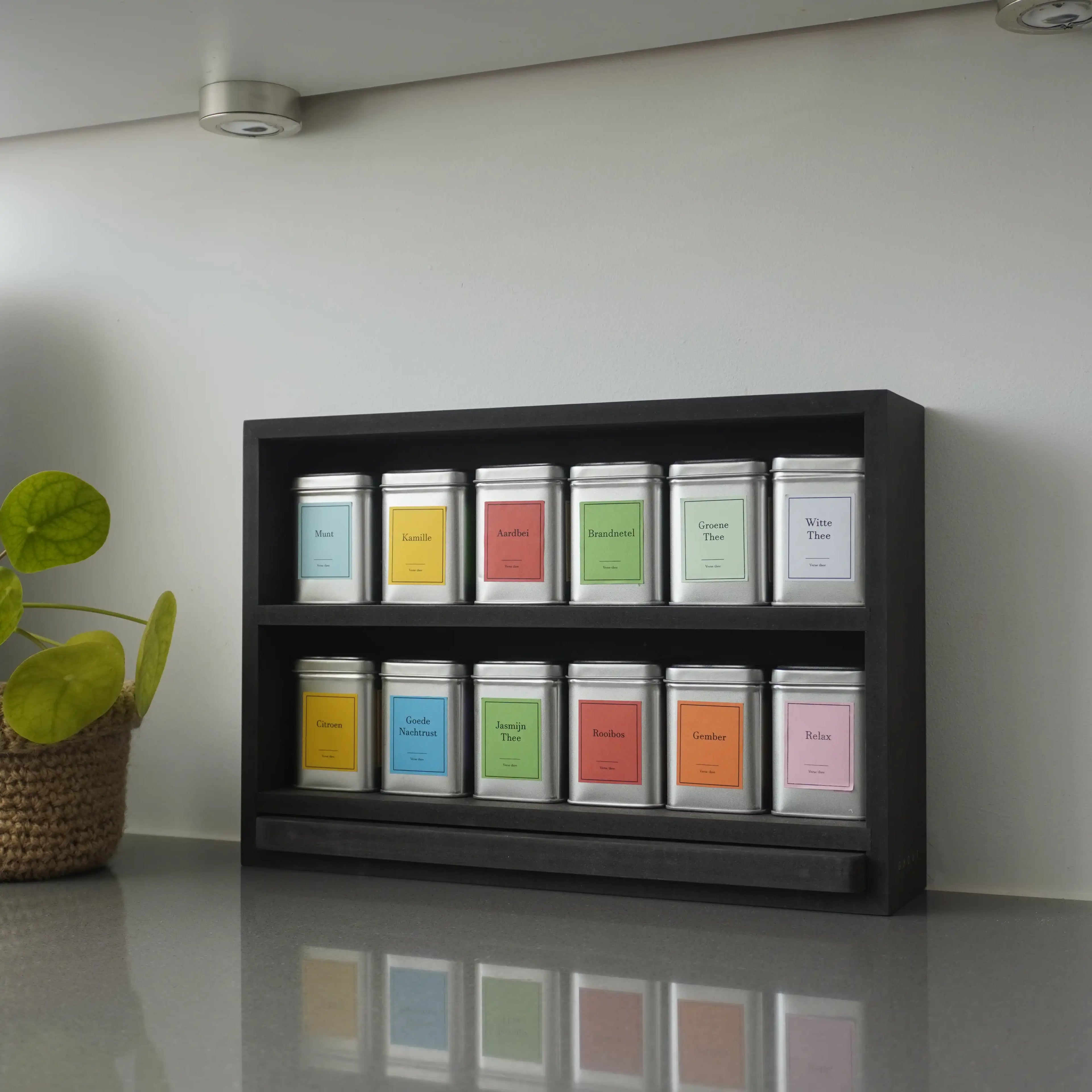 Teeregal mit schwarzem Servierbrett – inklusive 12 Teedosen