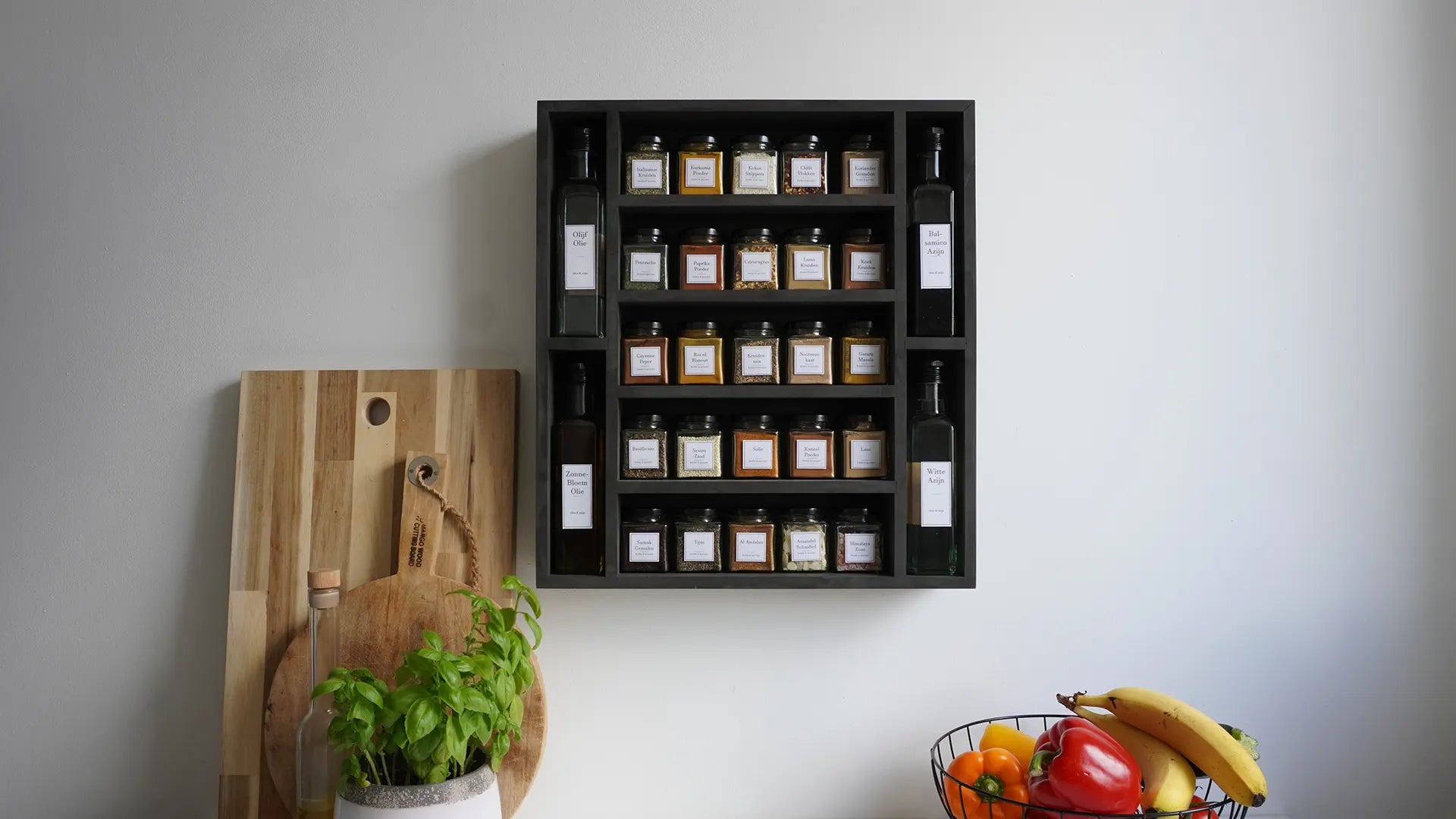 Schwarzes Gewürzregal (25 Gläser und 4 Ölflaschen)