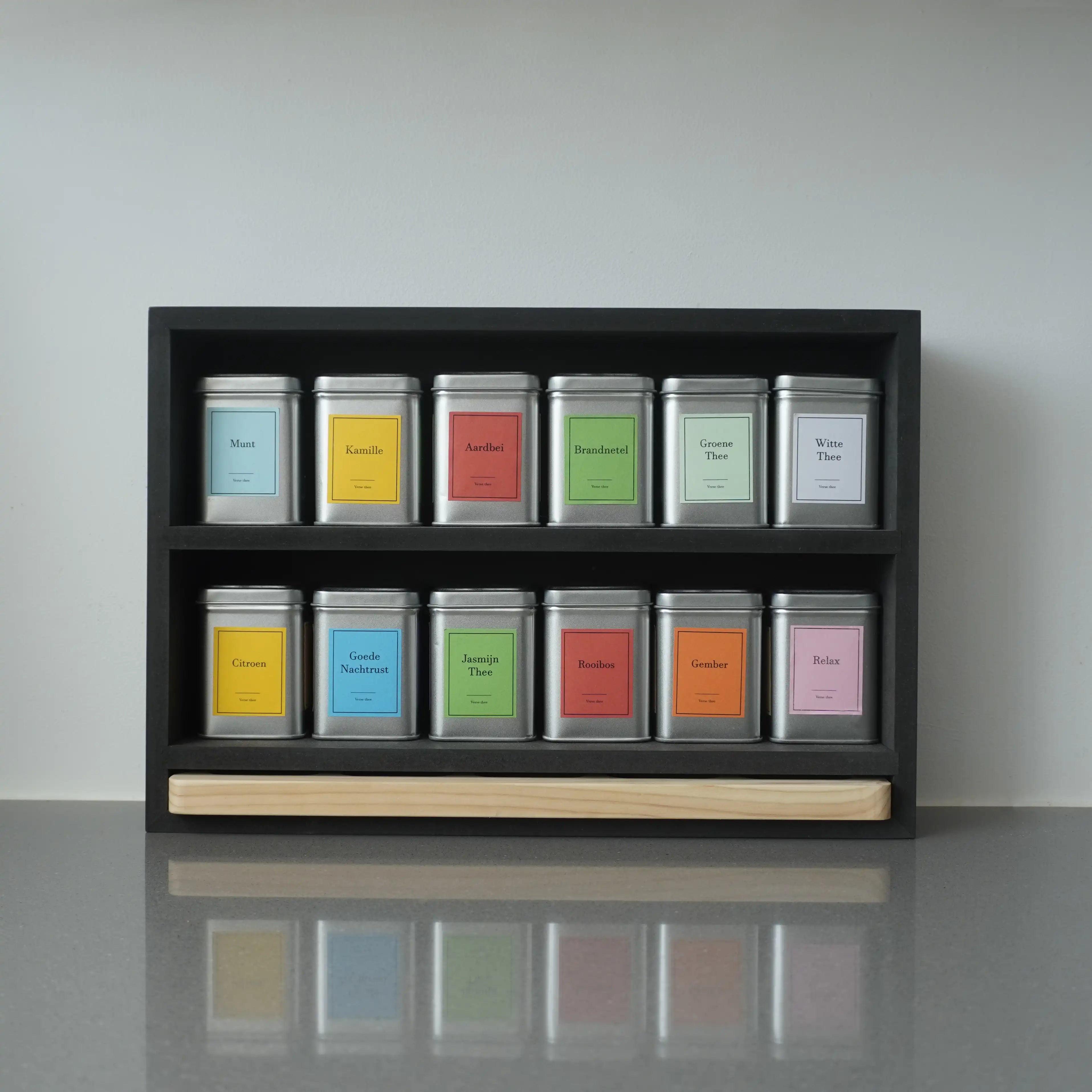 Teeregal mit hölzernem Servierbrett – inklusive 12 Teedosen