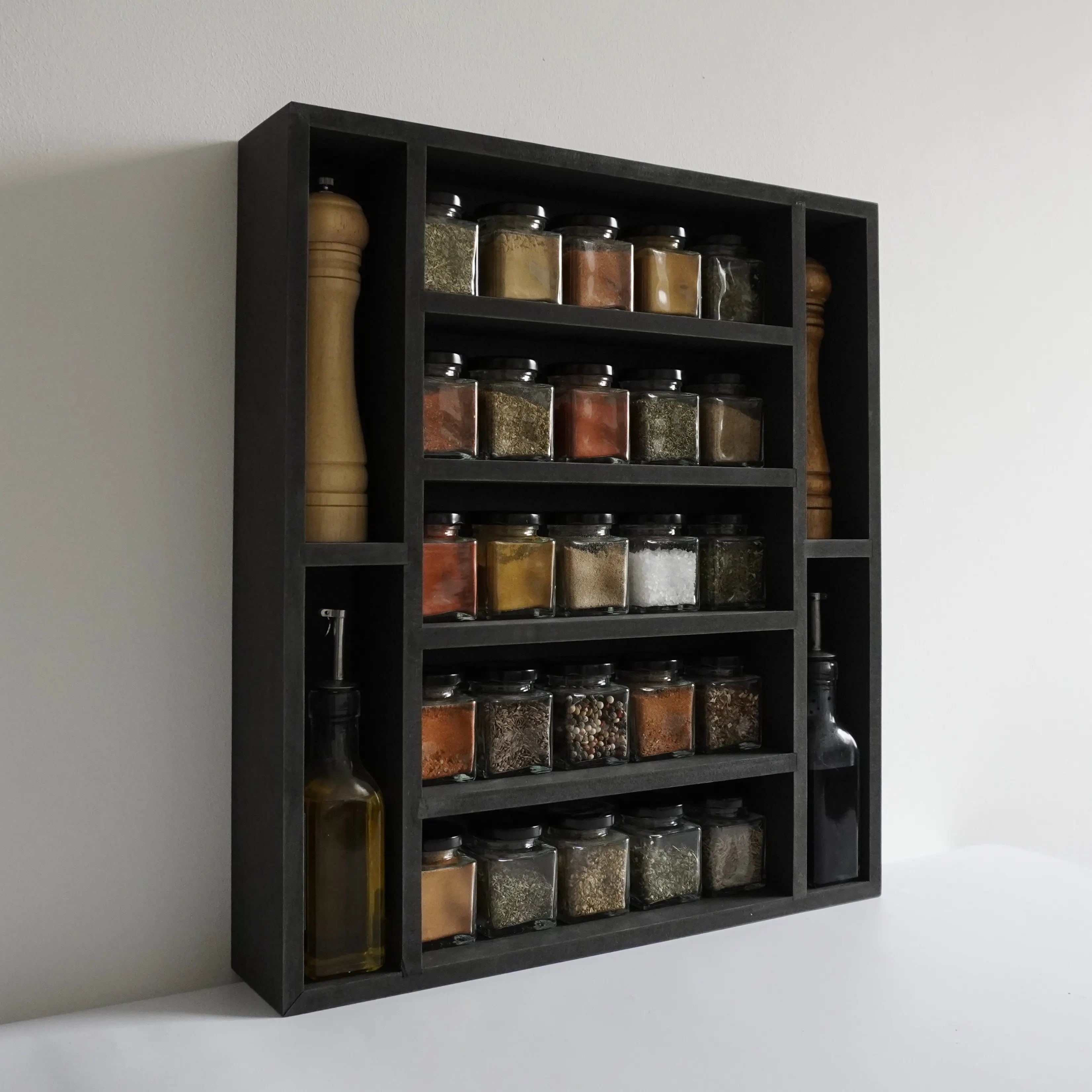 Schwarzes Gewürzregal (25 Gläser und Salz- & Pfefferstreuer)