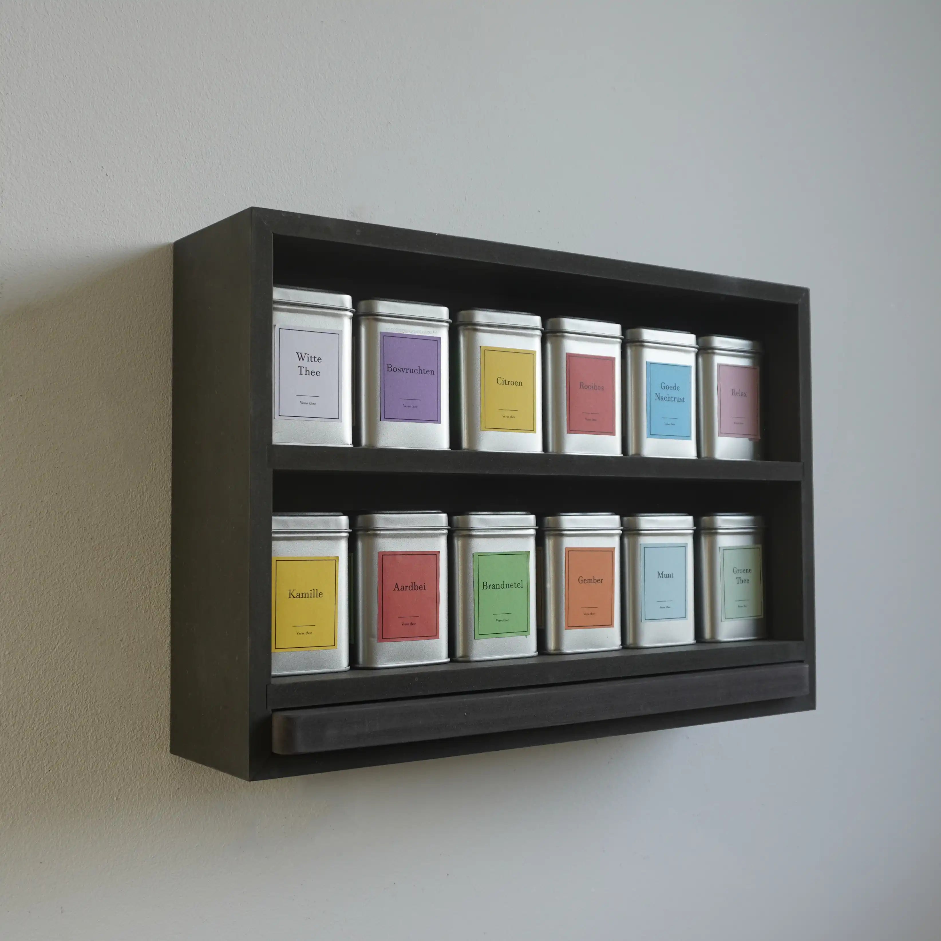 Teeregal mit schwarzem Servierbrett – inklusive 12 Teedosen