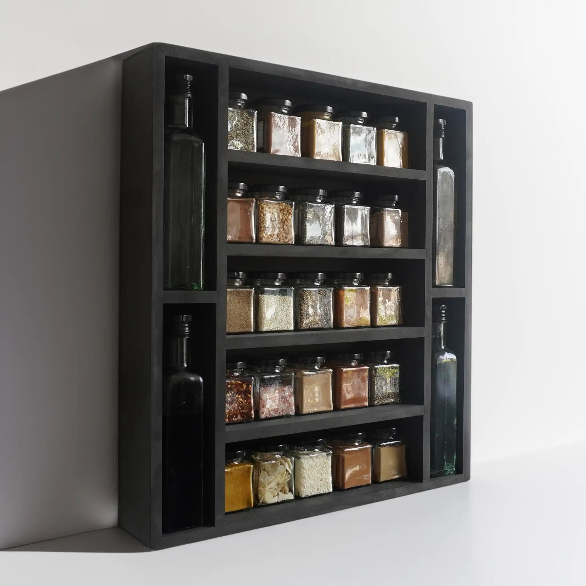 Schwarzes Gewürzregal (25 Gläser und 4 Ölflaschen)