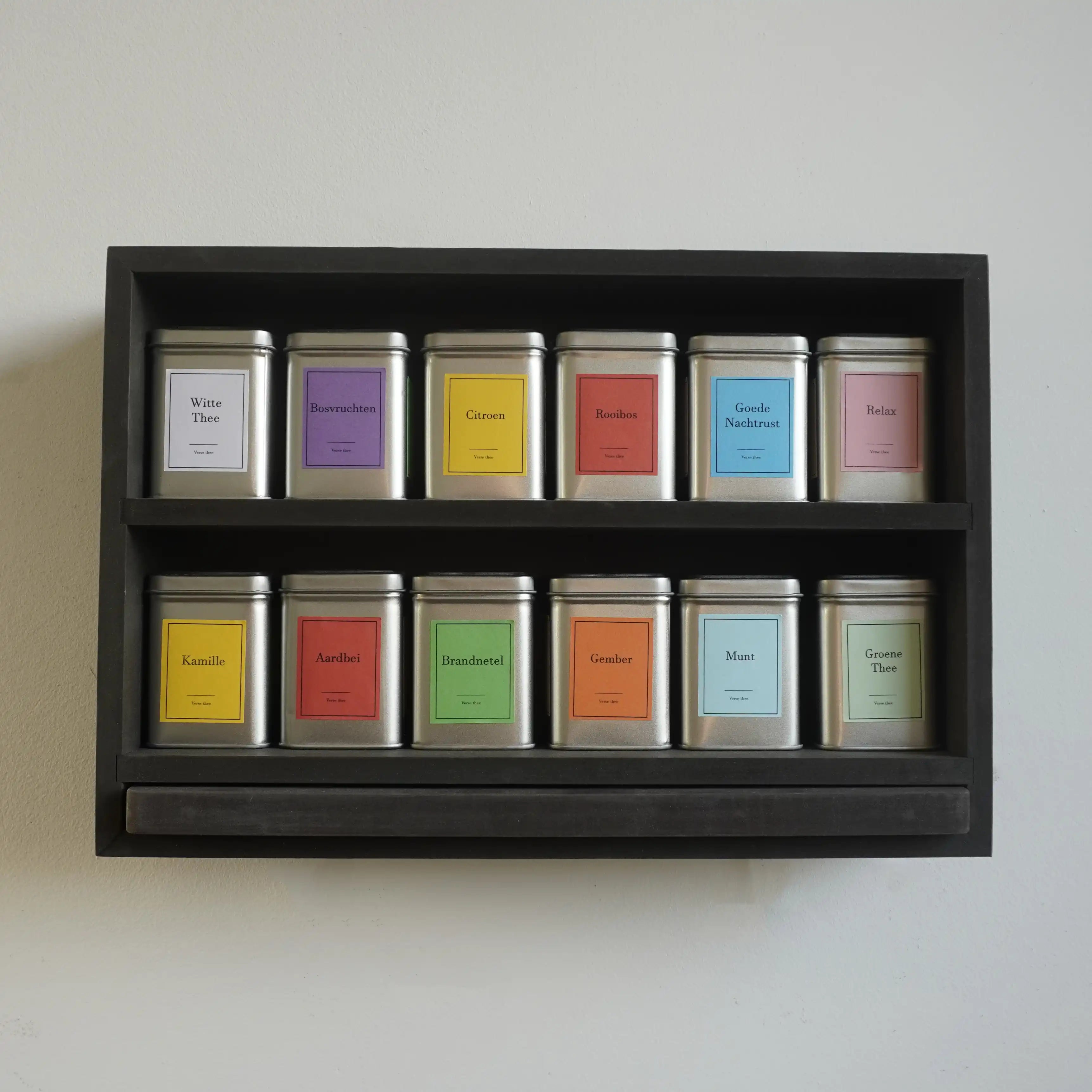 Teeregal mit schwarzem Servierbrett – inklusive 12 Teedosen