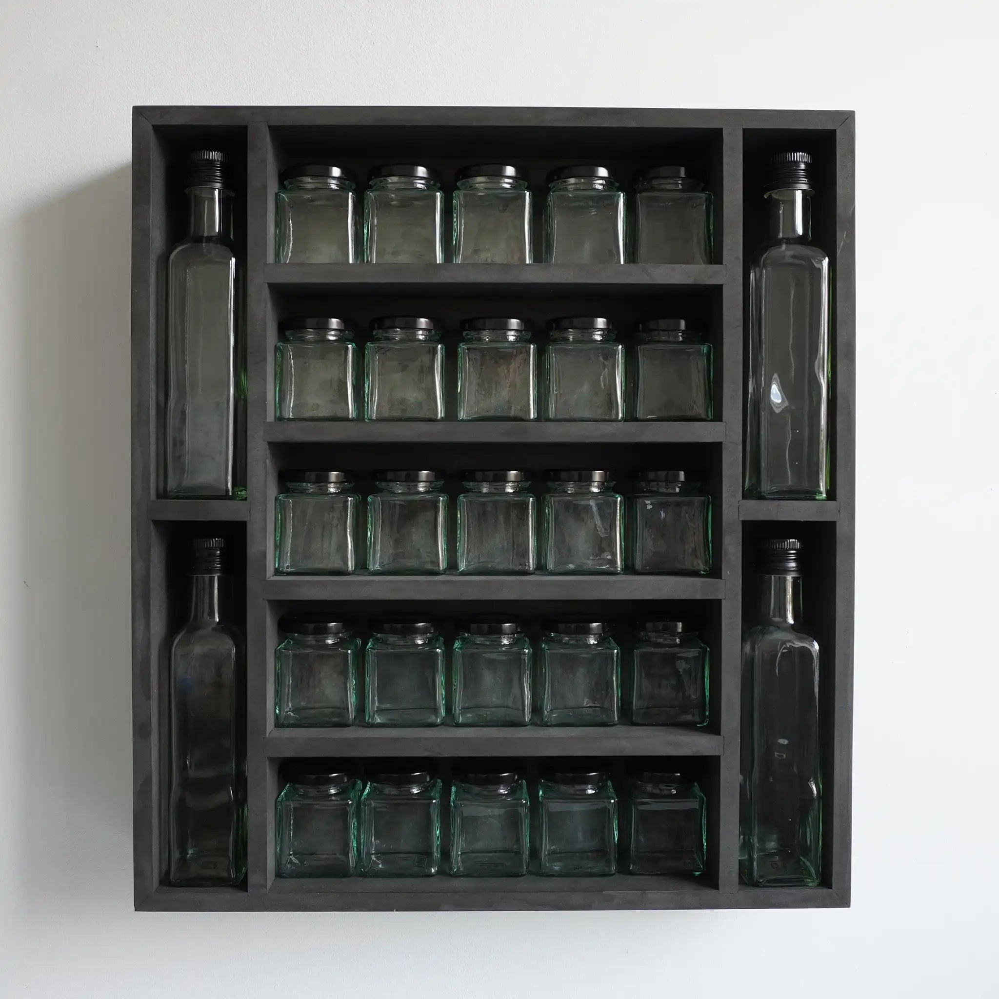 Schwarzes Gewürzregal (25 Gläser und 4 Ölflaschen)