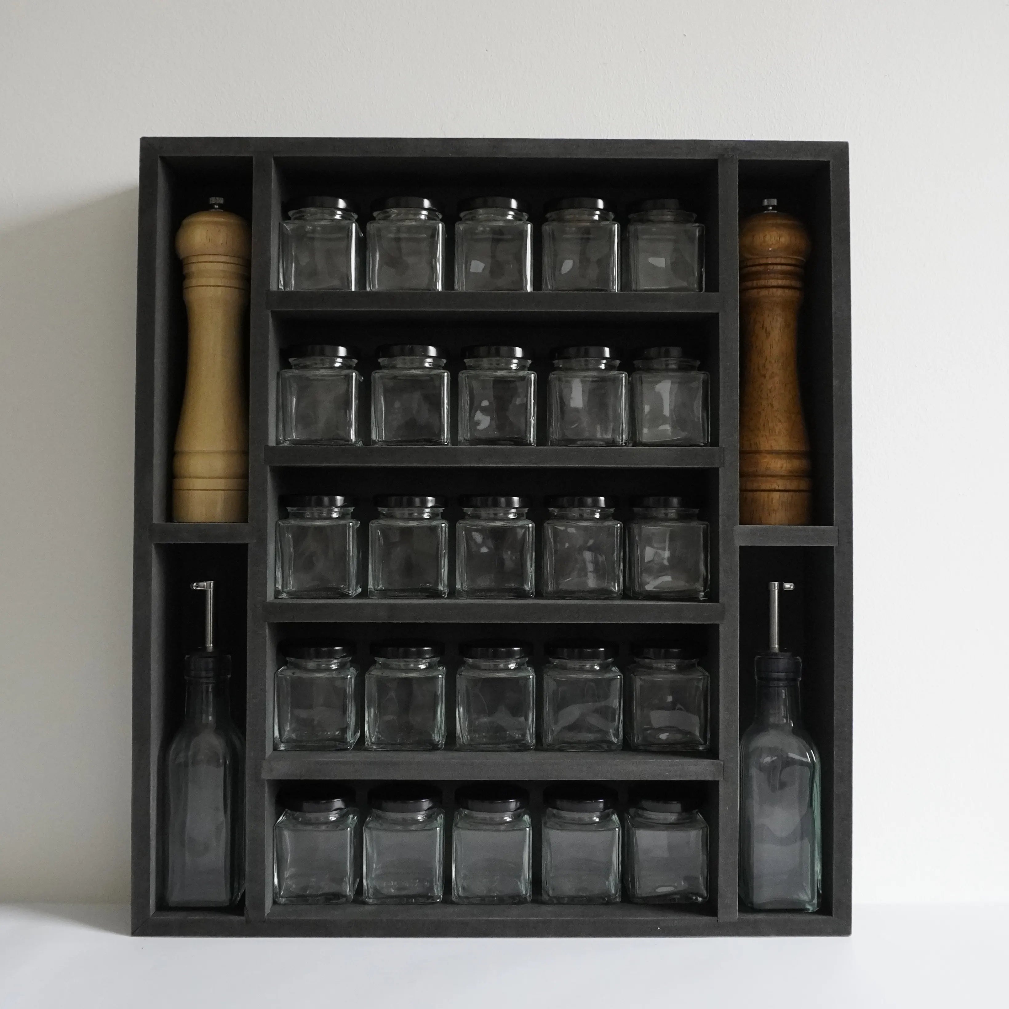 Schwarzes Gewürzregal (25 Gläser und Salz- & Pfefferstreuer)